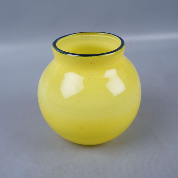 Gul vas i glas i vinkel som visar formen tydligt