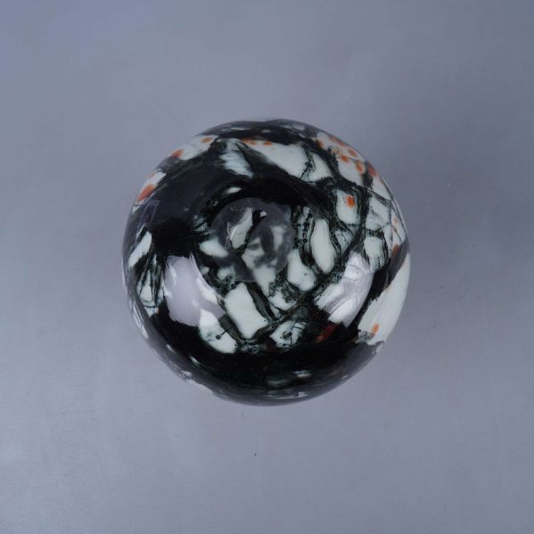 Undersidan av glasvas med tydligt marmorerat mönster