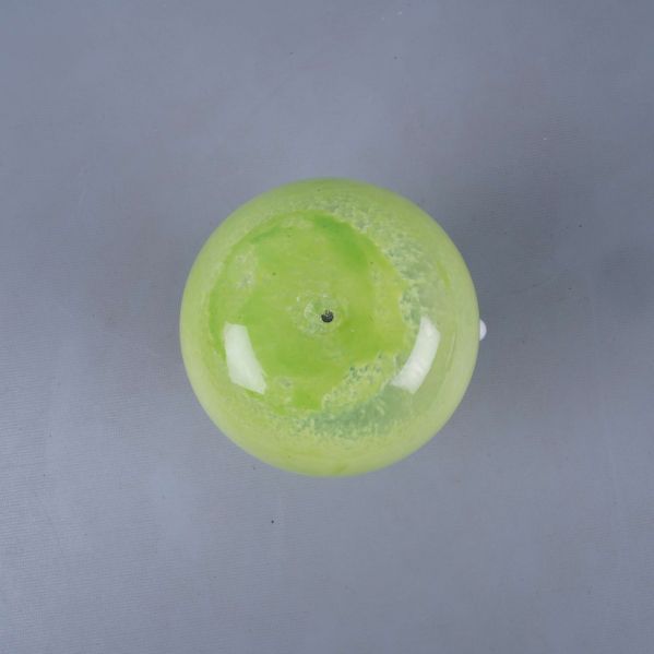 Undersidan av grön vas fotad ovanifrån