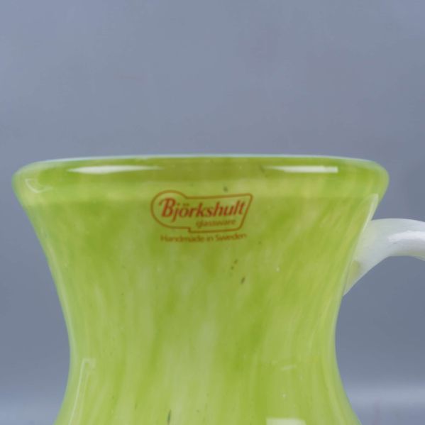 Närbild på etikett Björkshult på vasens hals