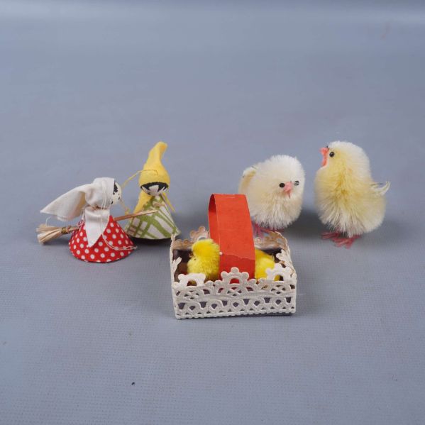 Dekoration med kycklingar, hantverksfigurer och liten korg