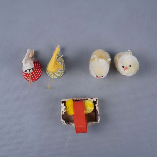 Fågelperspektiv av figurer och korg i påskdekorationen