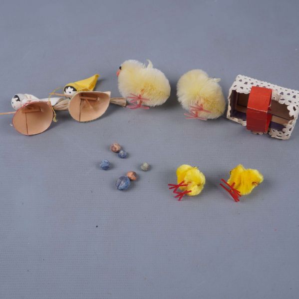 Påskdekoration isärplockad med kycklingar, figurer och minibitar