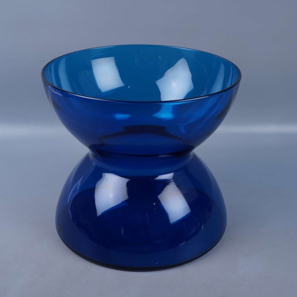 Blå glasvas med rundad form sedd framifrån