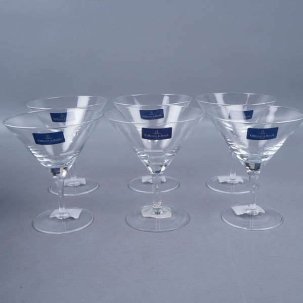 Sex cocktailglas uppställda på rad