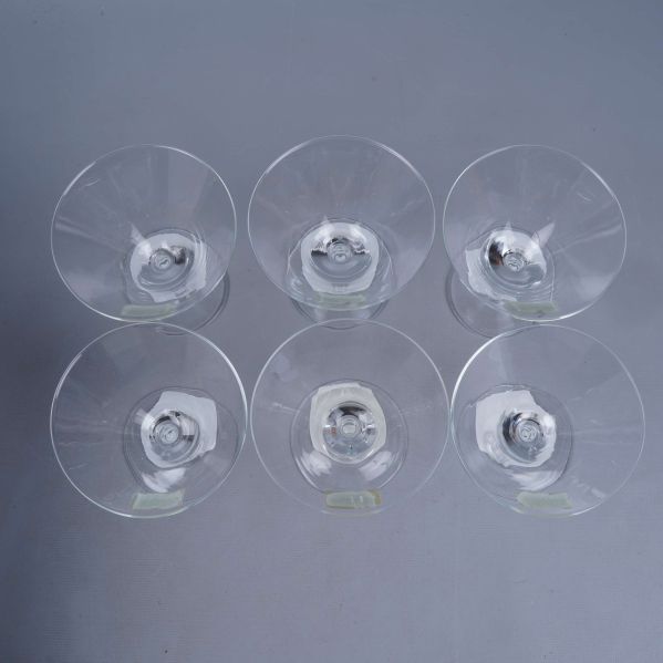 Sex cocktailglas fotograferade ovanifrån