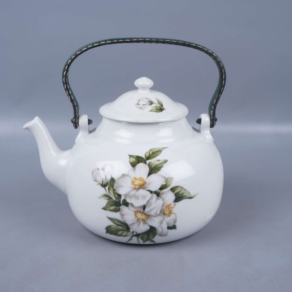 Tekanna i porslin med grönt handtag och blommönster
