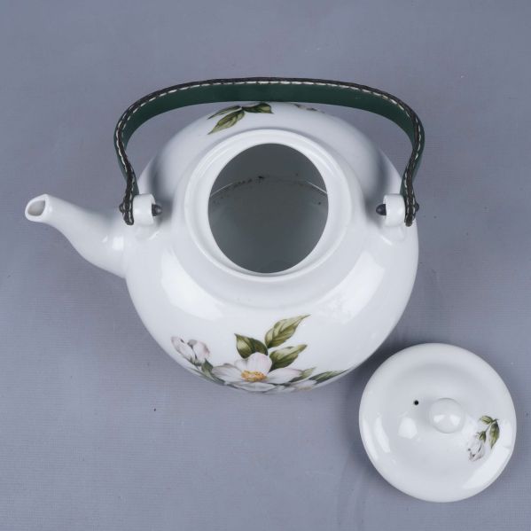 Tekanna ovanifrån med avtaget lock och synlig öppning