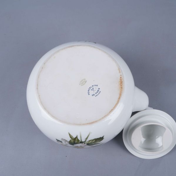 Tekannans undersida med märkning i blått