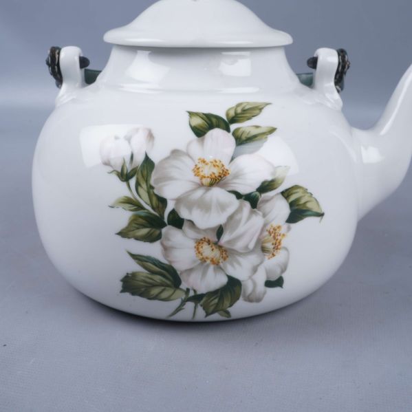 Närbild på blommönstret på tekannans andra sida