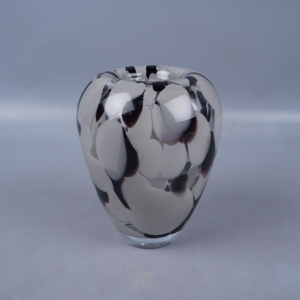 Vas i glas med svartvita abstrakta former