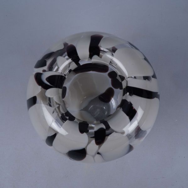 Vy uppifrån av vasen visar öppningen och mönstret