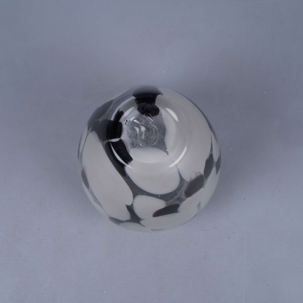 Botten av vas i glas med unik färgkombination