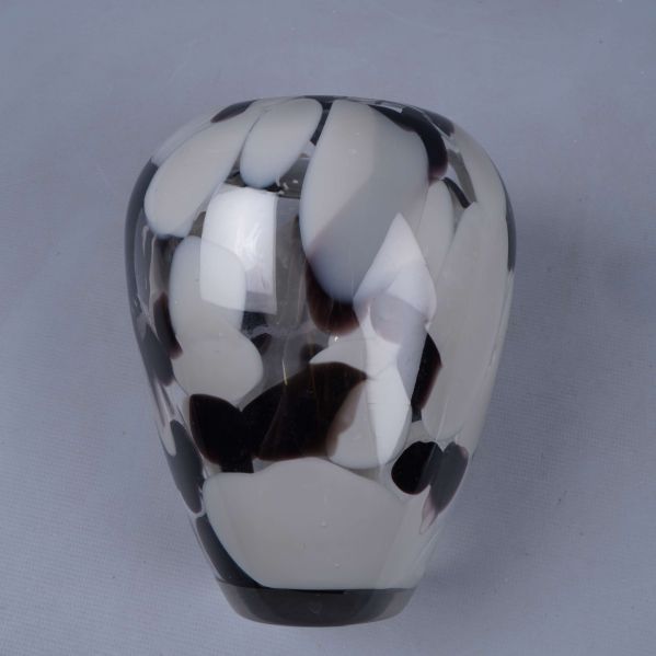 Sidan av vasen visar dess form och kontrastmönster