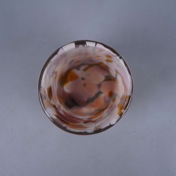 Ljuslyktans öppning och insida med färgat glas