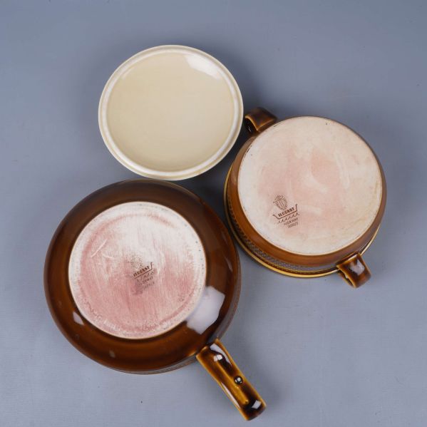 Undersida av skålar med stämpel och lockets insida synliga