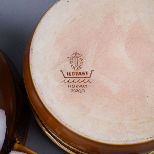 Närbild på stämpel som visar Ildfast Norway under skålen