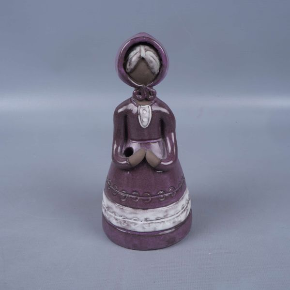 Handgjord porslinsfigur gumma med lila klänning framifrån