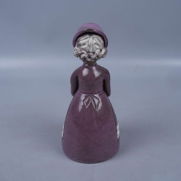 Handgjord porslinsfigur gumma med flätor bakifrån