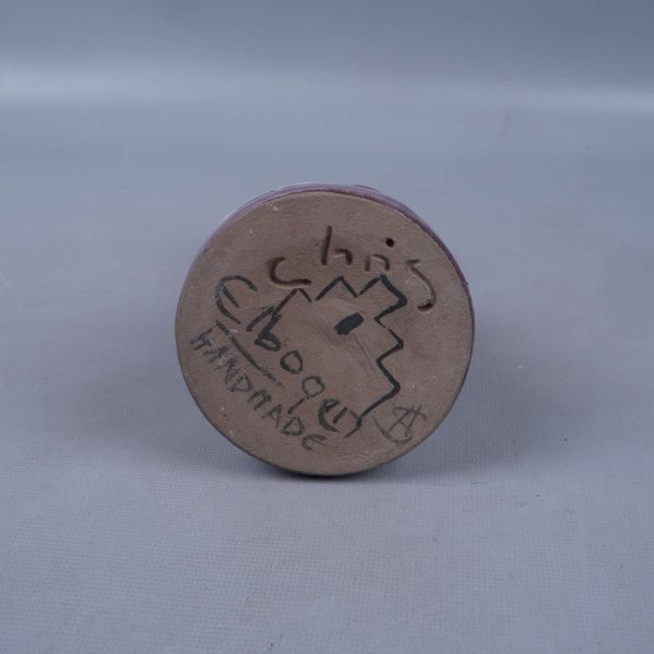 Undersidan av porslinsfigur med signatur