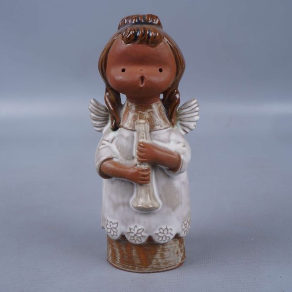 Framsida av porslinsängel med bruna detaljer