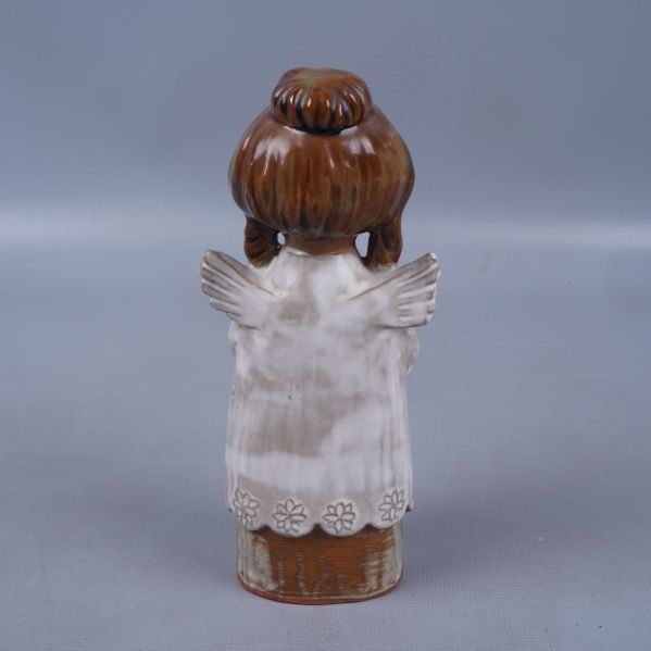 Baksidan av porslinsängel med vingar