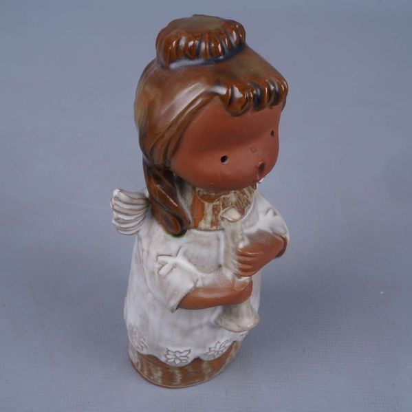 Porslinsängel från sned vinkel