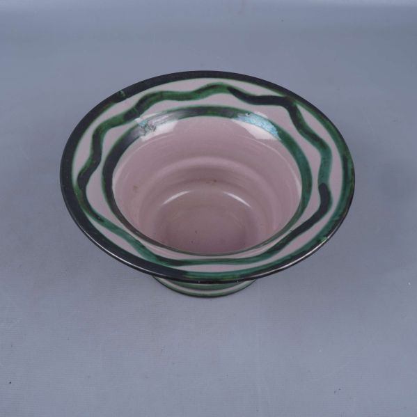 Översikt av skålens öppning med grön dekor