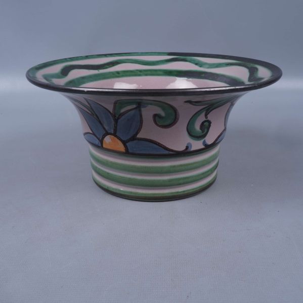 Skålens sida med blått blommotiv och ränder