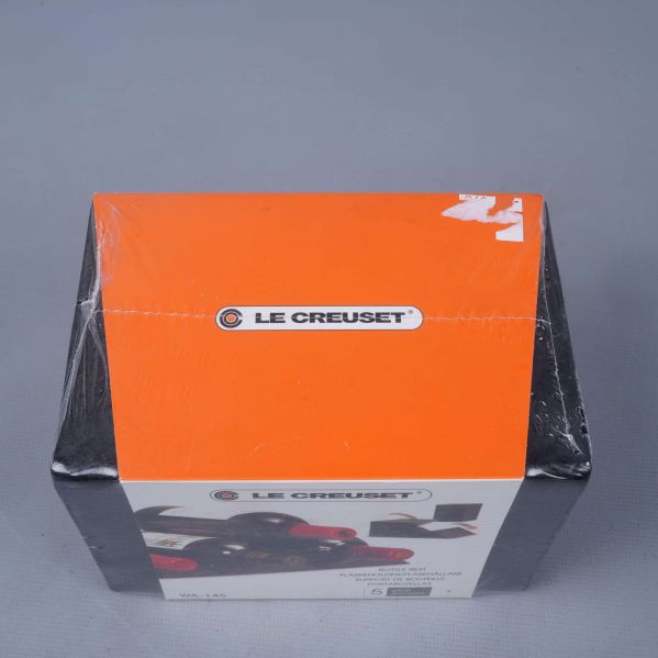 Ovanifrån på orange Le Creuset kartong