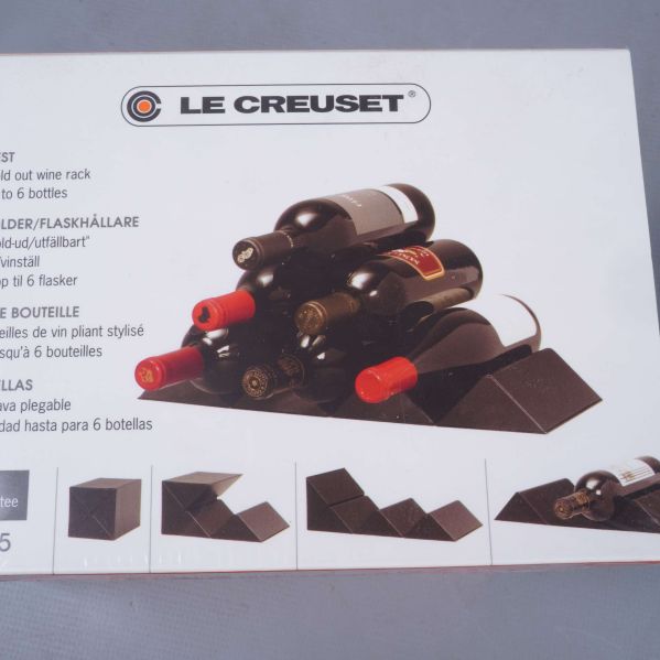 Närbild av Le Creuset flaskställ med flaskor