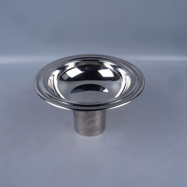 Skål i metall med rundad fot på grå bakgrund