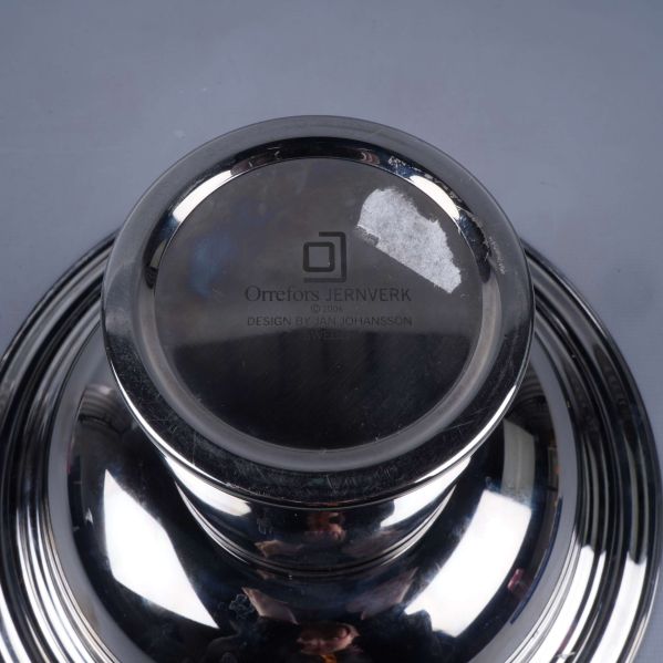 Närbild av logotyp på skålens undersida