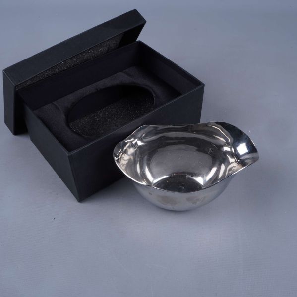 Öppen svart ask med blank skål i stål