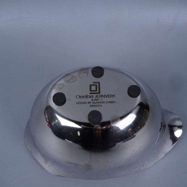 Närbild av märkning under skål med text