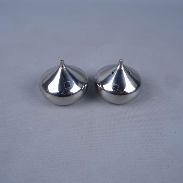 Närbild av två blanka kryddströare i stål