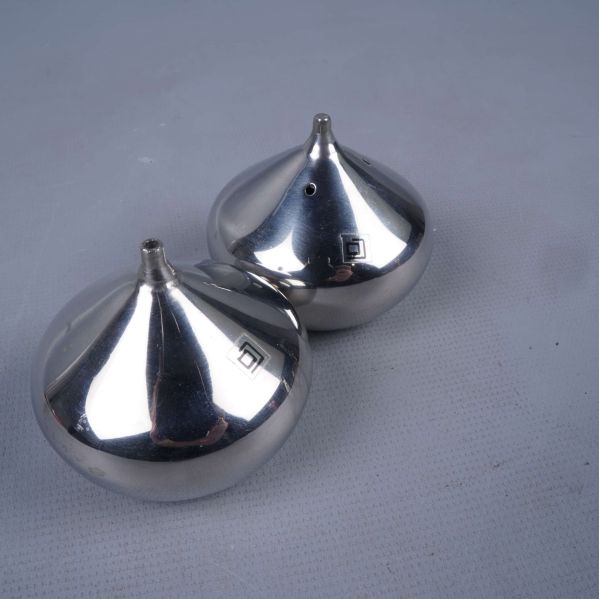 Detalj på salt- och pepparströare i blänkande finish