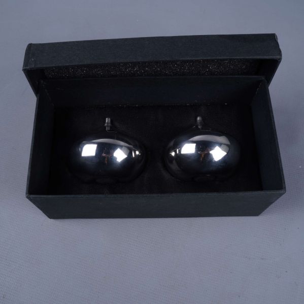 Salt- och pepparset placerat i vadderad svart box