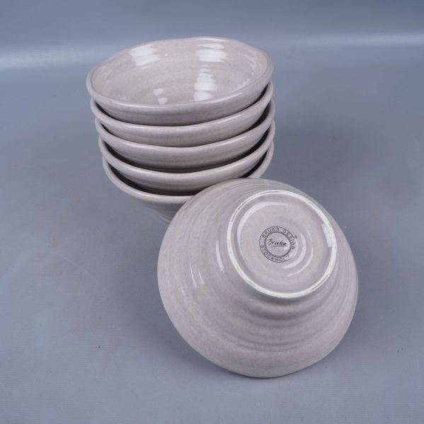 Sex staplade skålar, en vänd med märkning i botten