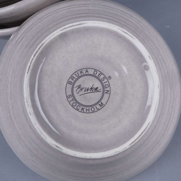 Närbild av Bruka design Stockholm logotyp på skålens botten