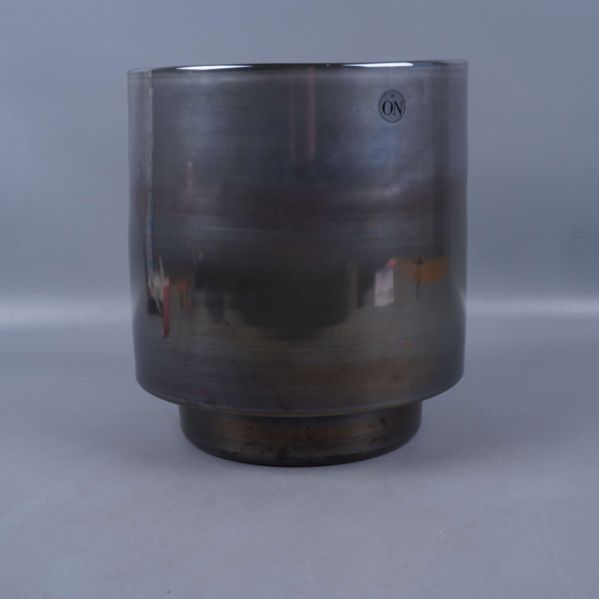 Blank cylinderformad vas/ljuslykta med mörk metallisk yta