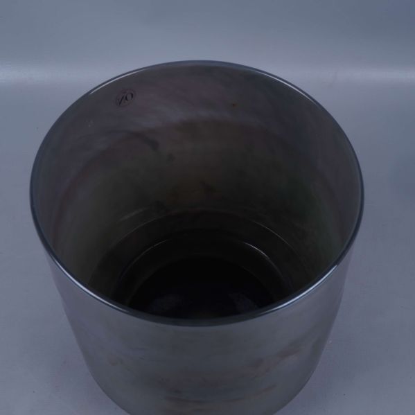 Öppningen och insidan av den cylinderformade vas/ljuslykta