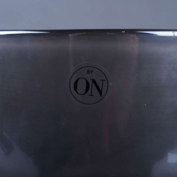 Närbild på logotypen BY ON på vasens/ljuslyktas sida