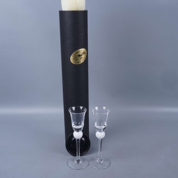 Två glas med vit detalj och svart förvaringsburk