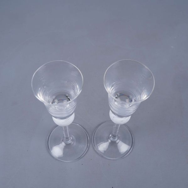 Två glas fotograferade ovanifrån mot grå bakgrund