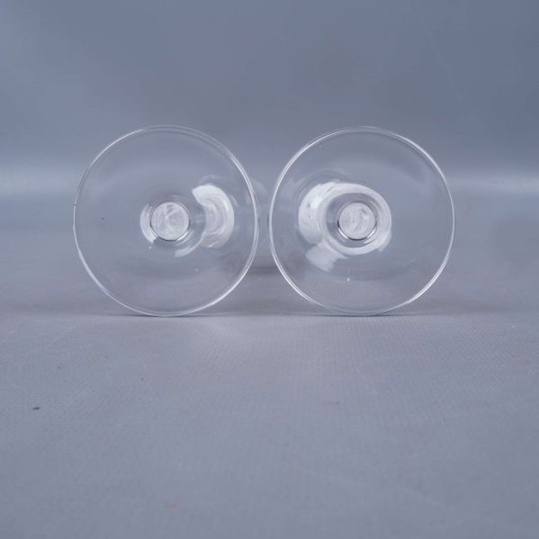 Glasens fot och undersida på ljusgrå yta