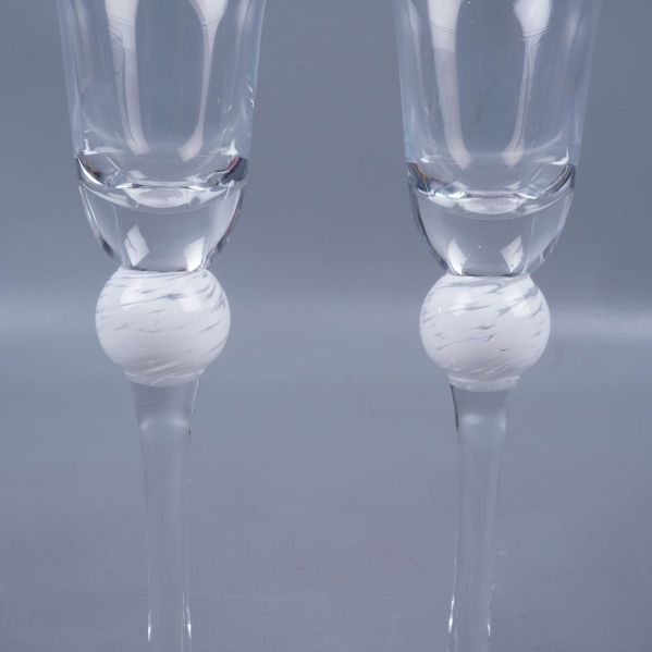 Närbild på glasens vita dekorkula på stammen