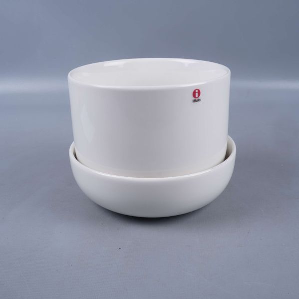 Vit rund kruka med fat, logga synlig