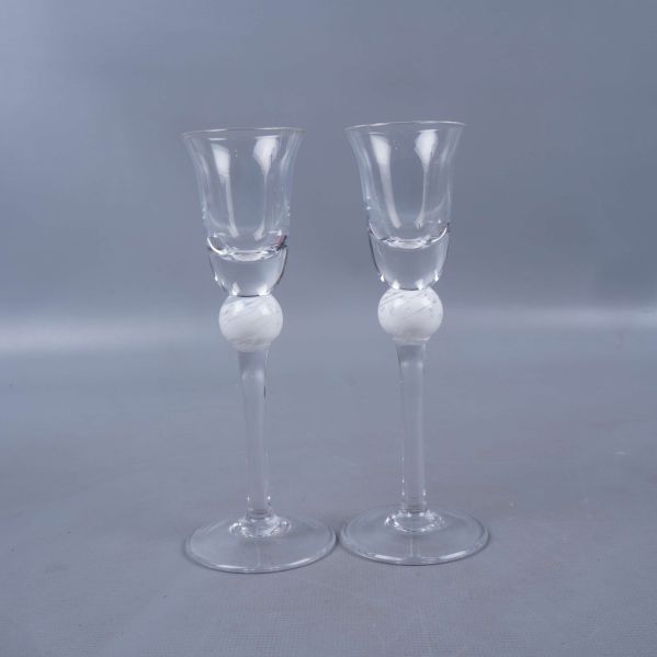 Närbild på två snapsglas med vit dekorboll