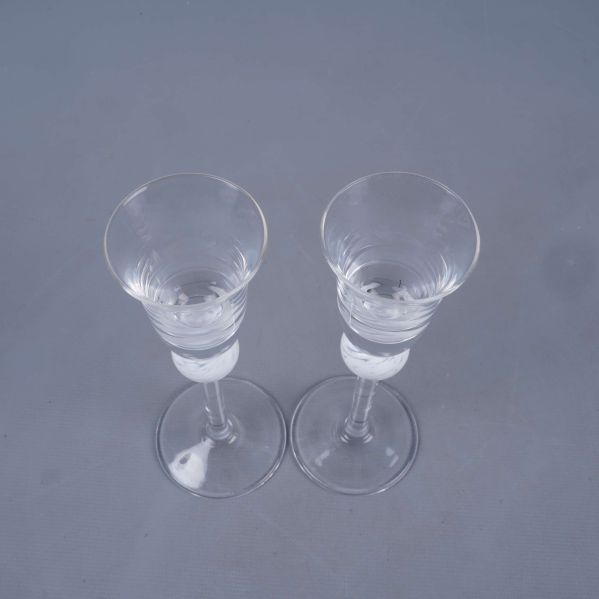 Snapsglas sedda uppifrån visar kupa och kant